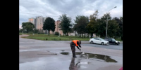 Петербуржцам рассказали, зачем сотрудник ЖКХ вычерпывал совком воду из лужи 